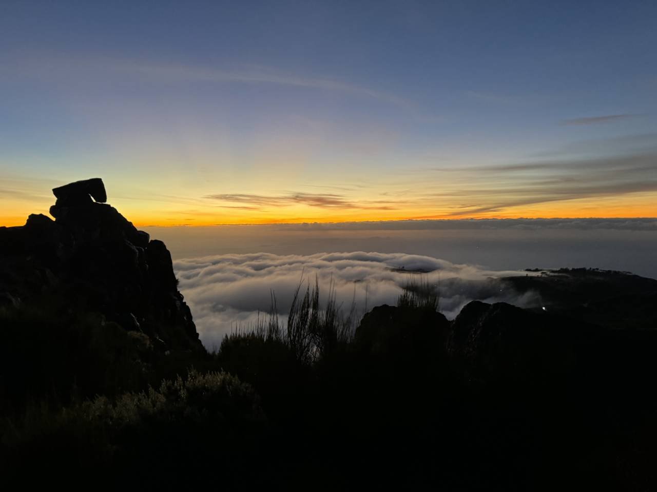madeira pico above clouds Mer de nuages au lever du soleil sur les sommets de Madère