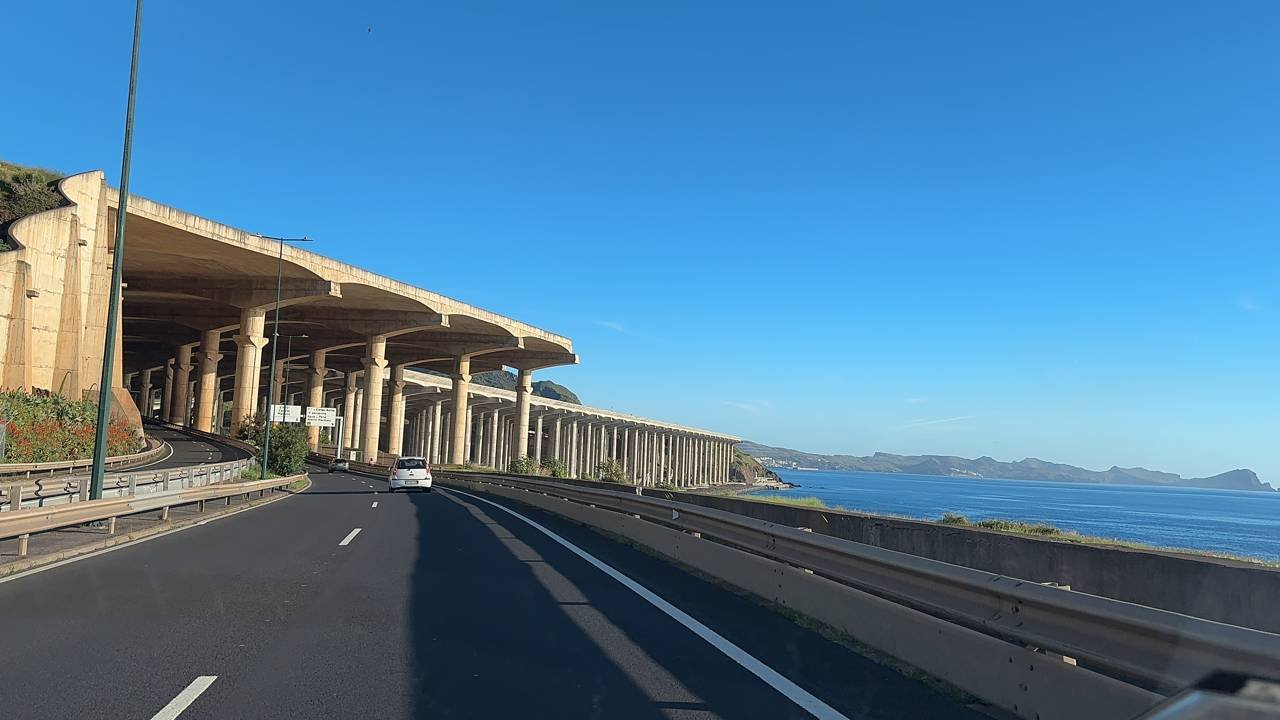 madeira vr1 expressway viaduct La voie rapide VR1 de Madère longeant la côte sur viaduc