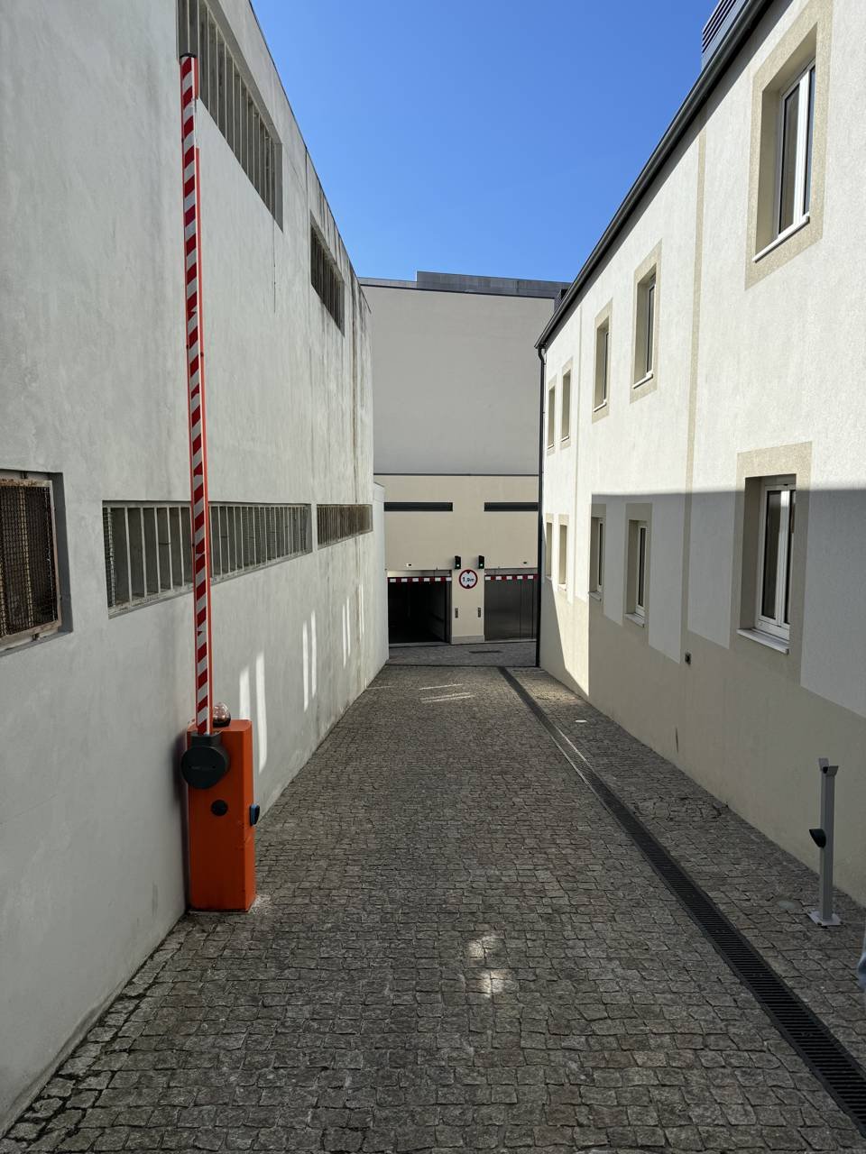 Entrée étroite d'un garage de stationnement dans le centre de Porto