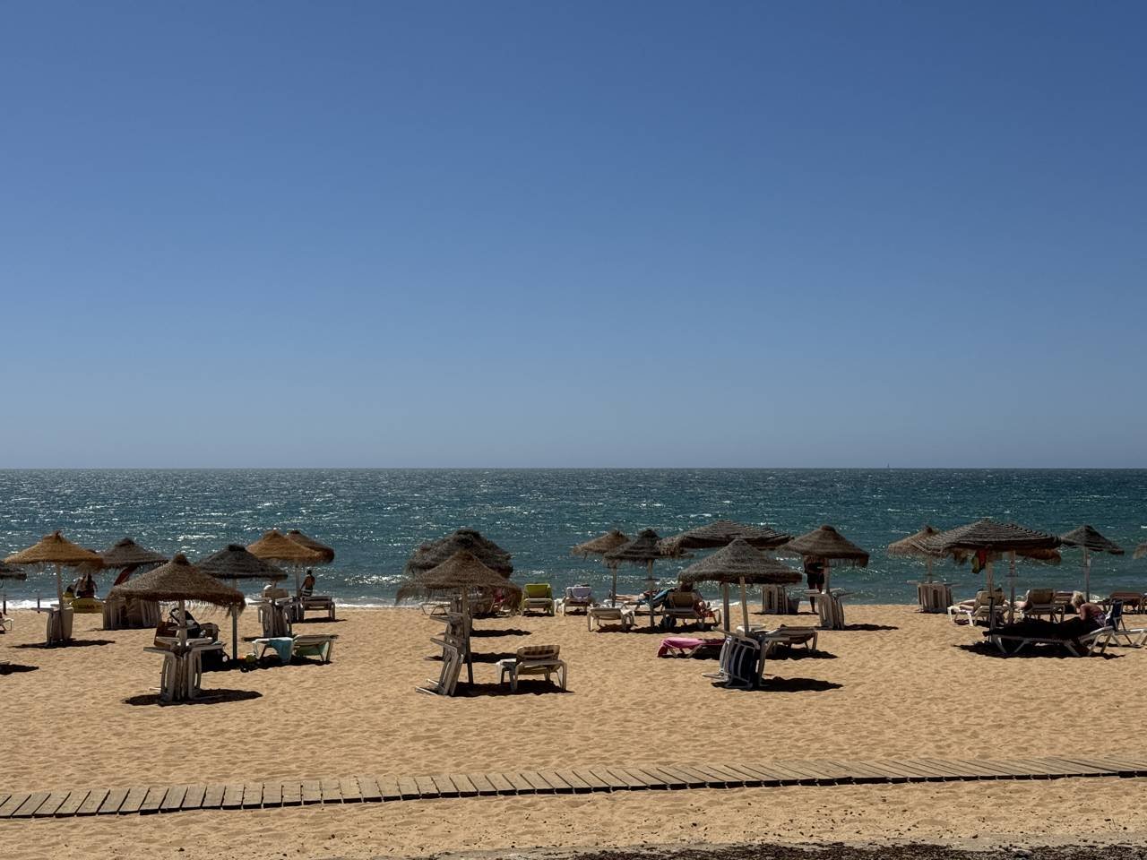 quarteira vilamoura beach Playa de Quarteira con sombrillas de paja, Algarve