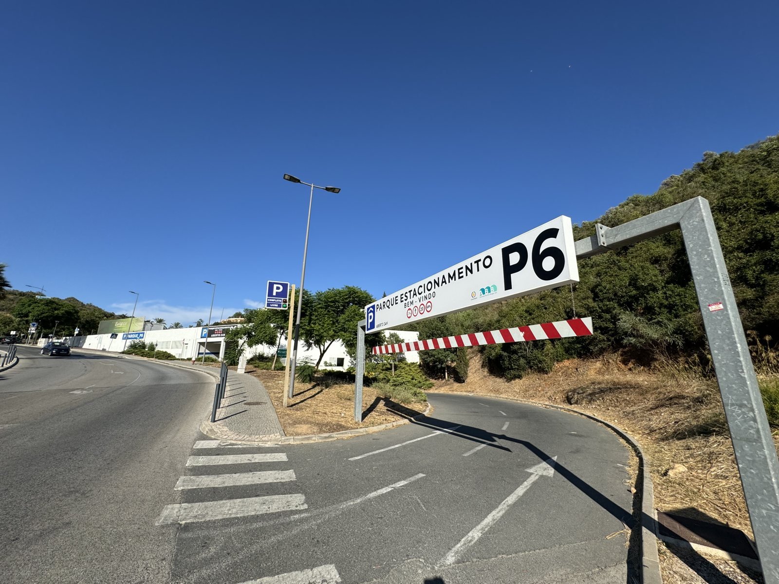 albufeira parkplatz p6 Einfahrt zum Parkplatz P6 in Albufeira mit Schild Parque Estacionamento P6